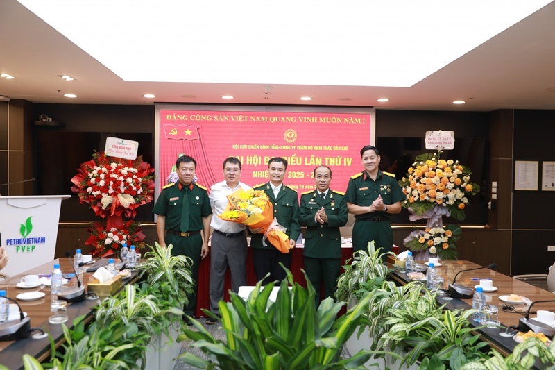 Lãnh đạo Hội CCB Petrovietnam, PVEP chúc mừng Ban Chấp hành Hội CCB PVEP nhiệm kỳ 2025-2030 (Ảnh PVEP)