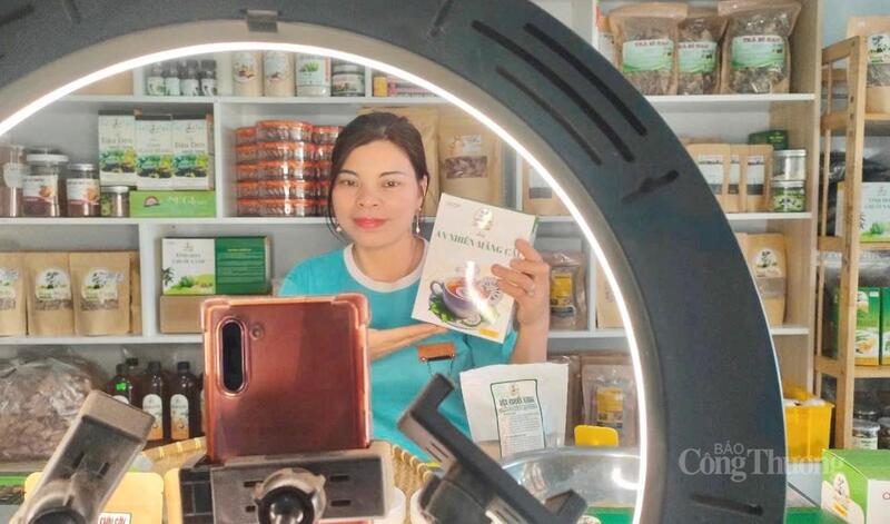 Người dân ứng dụng chuyển đổi số quảng bá nông sản lên các sàn thương mại điện tử. Ảnh: Phạm Bình