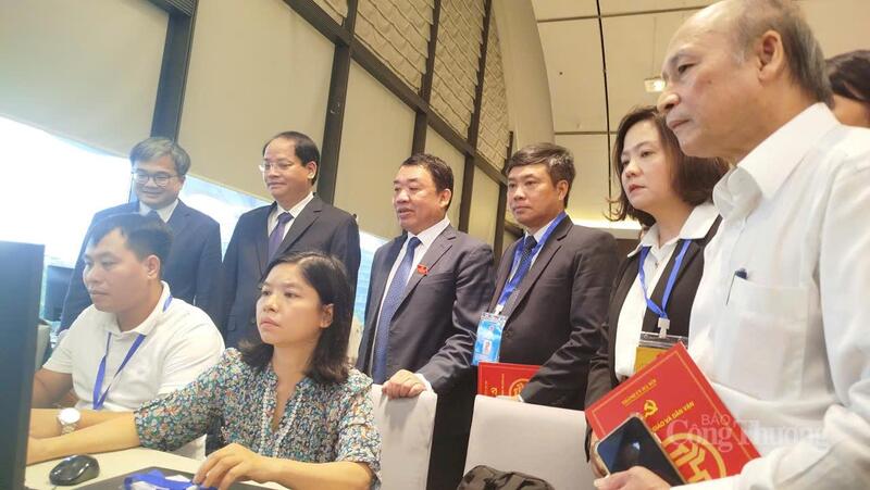 Lãnh đạo TP. Hà Nội và các đại biểu thăm quan Trung tâm Báo chí Đại hội XVIII Đảng bộ TP. Hà Nội.
