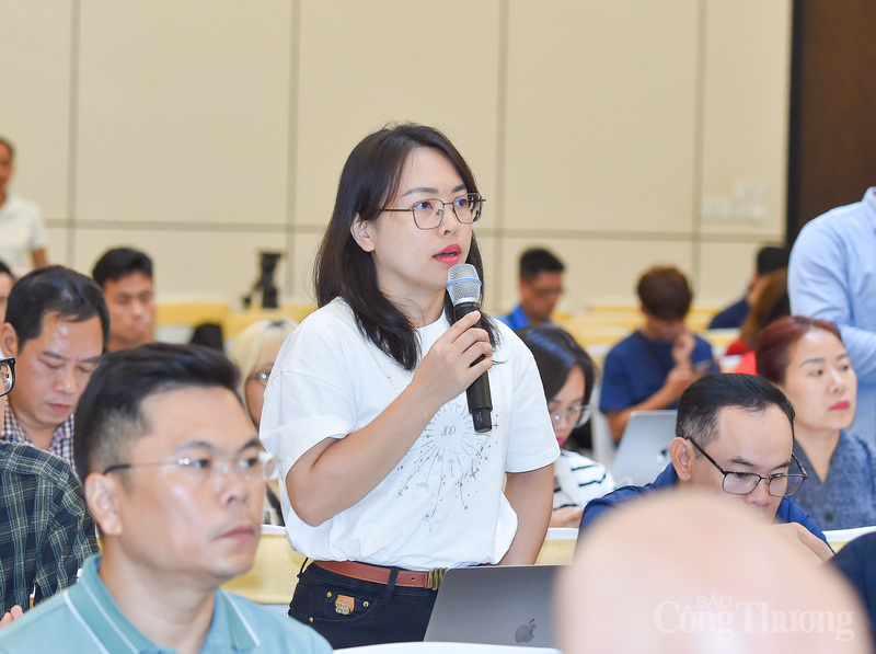 Phóng viên báo chí đặt câu hỏi tới Ban Chỉ đạo Hội chợ Mùa Thu 2025.