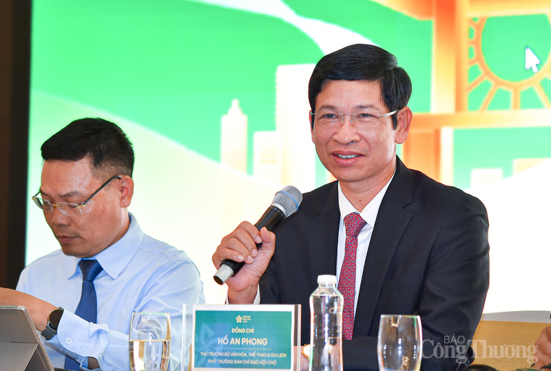 Thứ trưởng Bộ Văn hóa, Thể thao và Du lịch Hồ An Phong chia sẻ các thông tin liên quan tới phóng viên báo chí.