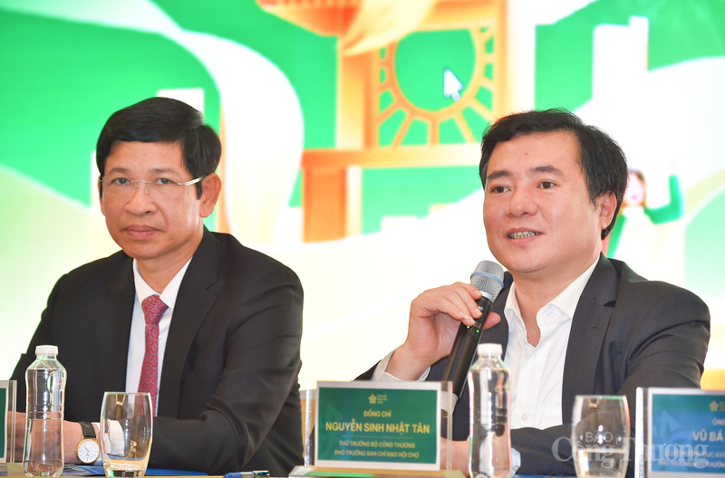 Thứ trưởng Bộ Công Thương Nguyễn Sinh Nhật Tân thông tin đến báo chí.
