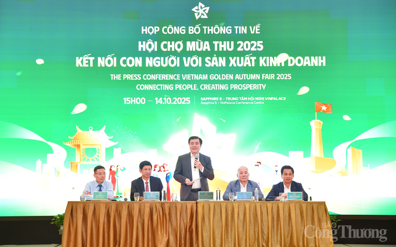 Thứ trưởng Nguyễn Sinh Nhật Tân chia sẻ với báo chí các thông tin liên quan đến Hội chợ Mùa Thu 2025.