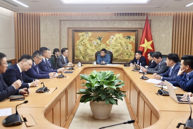 Phó Thủ tướng đặc biệt lưu ý và khuyến khích TCL chuyển giao công nghệ, công đoạn sản xuất phù hợp cho các đối tác Việt Nam có đủ điều kiện tham gia - Ảnh: VGP/Thu Sa