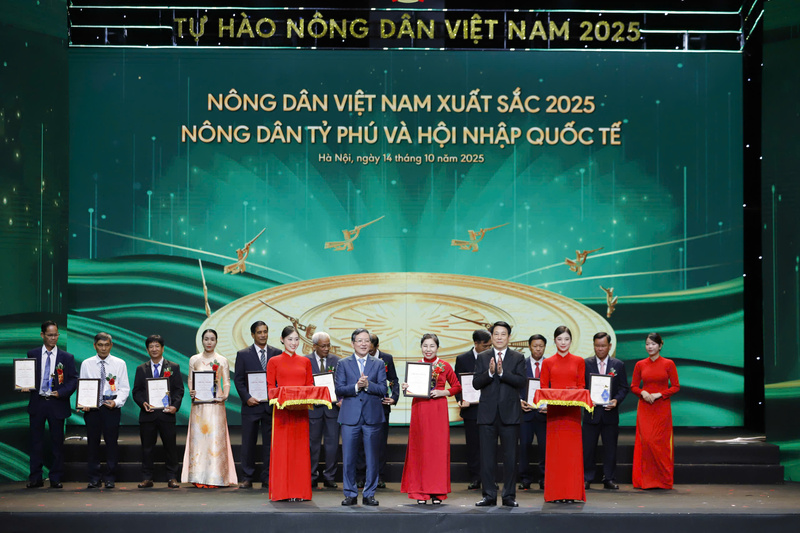 Chủ tịch nước Lương Cường và Chủ tịch Ban chấp hành Trung ương Hội Nông dân Việt Nam Lương Quốc Đoàn trao biểu trưng và chứng nhận cho Nhóm nông dân tỷ phú và Hội nhập quốc tế.