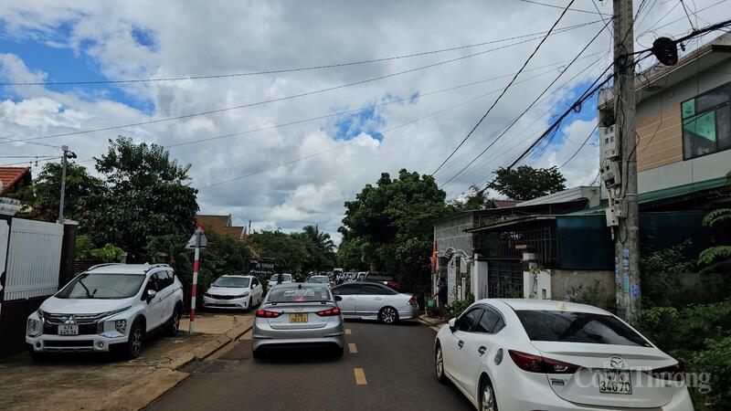 Du khách đến du lịch ở Buôn Akô Dhông ngà cuối tuần. Ảnh: Vũ Long