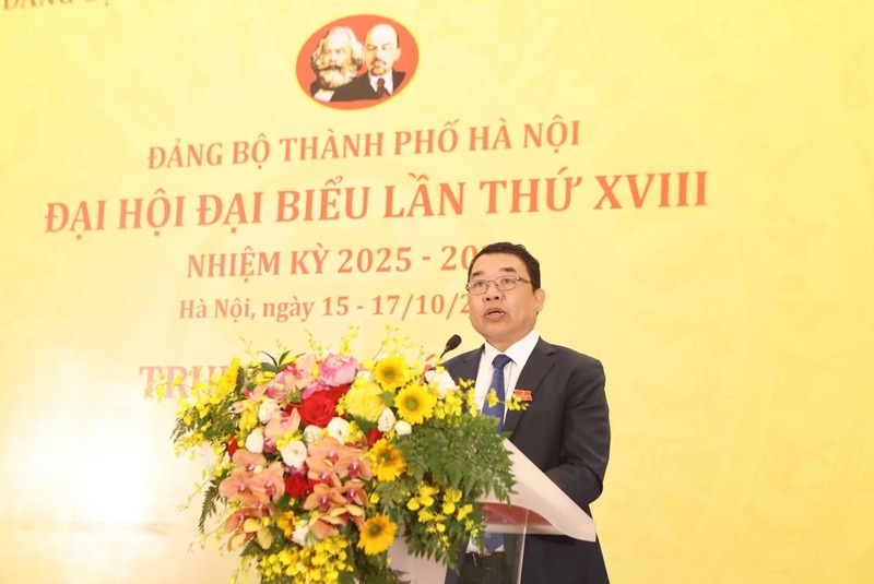 Ông Đào Xuân Dũng, Phó Trưởng Ban Tuyên giáo và Dân vận Thành ủy Hà Nội, Giám đốc Trung tâm Báo chí Đại hội XVIII Đảng bộ TP. Hà Nội phát biểu tại lễ khai trương. Ảnh: Trần Long