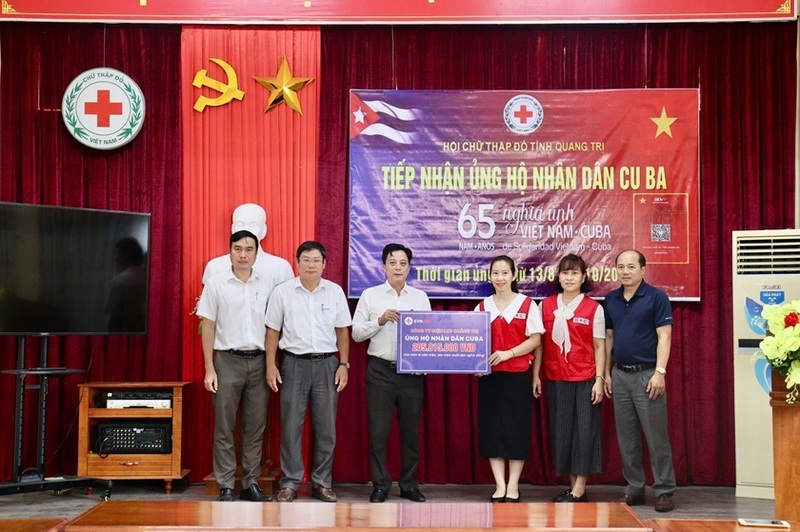 Công ty Điện lực Quảng Bình ủng hộ nhân dân Cuba. Ảnh: Bình An