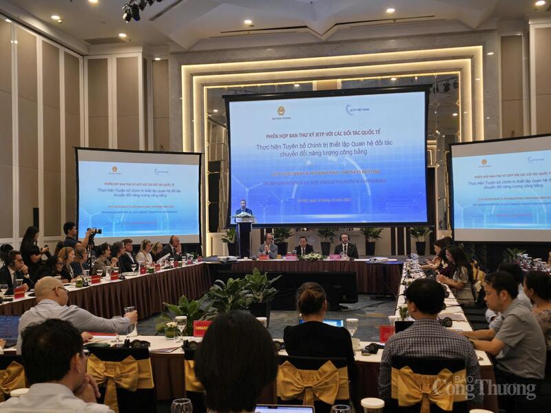 Toàn cảnh cuộc họp.