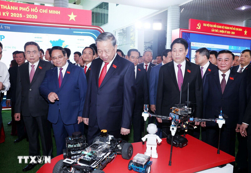 Tổng Bí thư Tô Lâm, Chủ tịch nước Lương Cường, Thủ tướng Chính phủ Phạm Minh Chính, Chủ tịch Quốc hội Trần Thanh Mẫn, Thường trực Ban Bí thư Trần Cẩm Tú cùng các đại biểu thăm quan triển lãm tại Đại hội. Ảnh: TTXVN