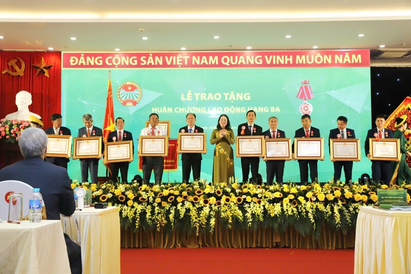 Đồng chí Võ Thị Ánh Xuân - Phó Chủ tịch nước trao Huân chương Lao động hạng Ba cho 10 cá nhân có thành tích xuất sắc của Hội Nông dân Việt Nam. Ảnh: Phạm Hưng