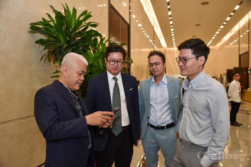 Các doanh nghiệp, đại biểu trao đổi bên lề họp báo