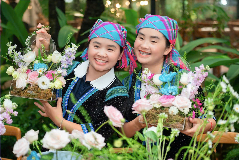 Hai chị em Vừ Thị Xia (bên phải), Vừ Thị Chứ (bên trái) tại sự kiện của Tik Tok Shop. Ảnh: Tiktok