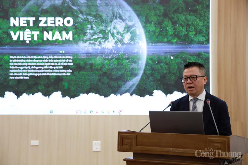 Ông Lê Quốc Minh phát biểu tại lễ ra mắt trang thông tin Net Zero. Ảnh: Phương Trang