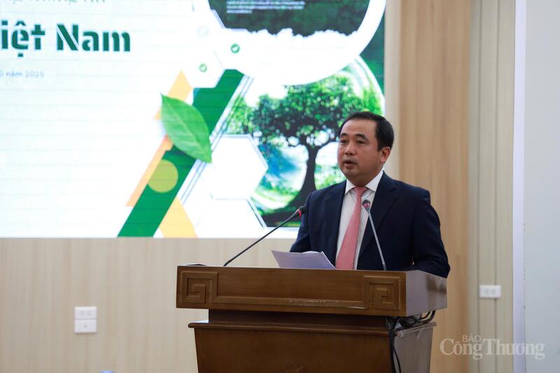 Quyền Bộ trưởng Bộ Nông nghiệp và Môi trường Trần Đức Thắng đánh giá cao sự ra đời của trang thông tin Net Zero. Ảnh: Phương Trang