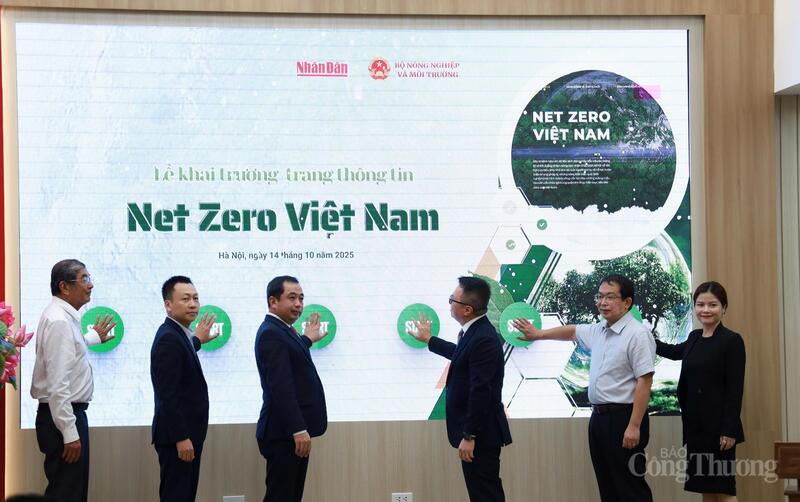 Các đại biểu nhấn nút chính thức ra mắt trang thông tin Net Zero. Ảnh: Phương Trang