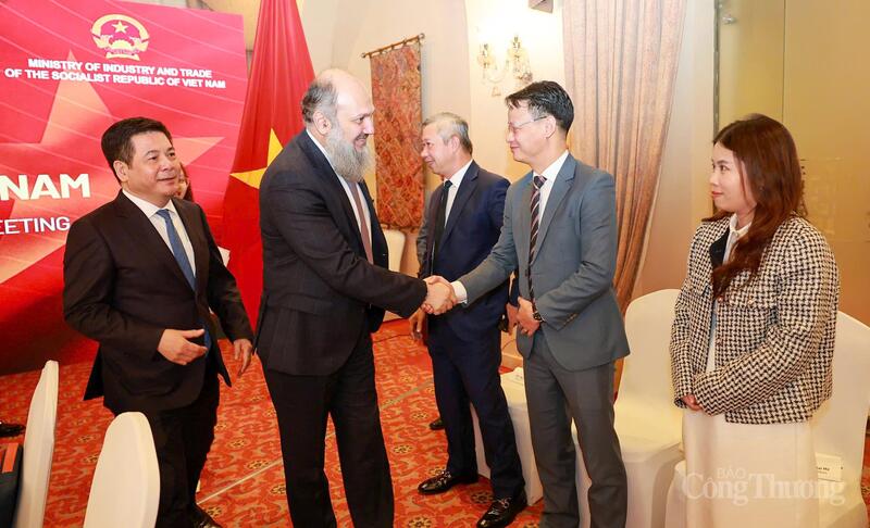 Bên lề hội đàm, Bộ trưởng Bộ Thương mại Pakistan Jam Kamal Khan gặp gỡ đoàn công tác Việt Nam.