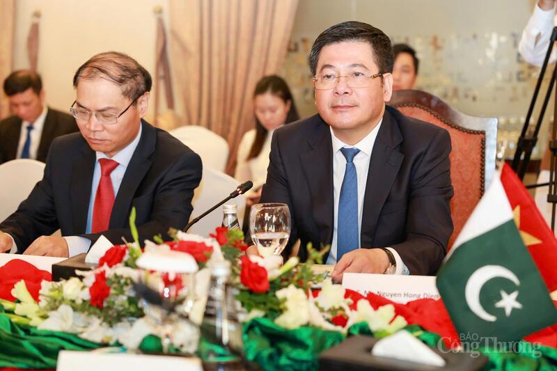 Tại hội đàm, Bộ trưởng Nguyễn Hồng Diên khẳng định, Thỏa thuận Thương mại ưu đãi Việt Nam - Pakistan (VPPTA) là bước đi vô cùng quan trọng, có ý nghĩa chiến lược, từng bước nâng tầm hợp tác chính trị, kinh tế - thương mại và đầu tư song phương.