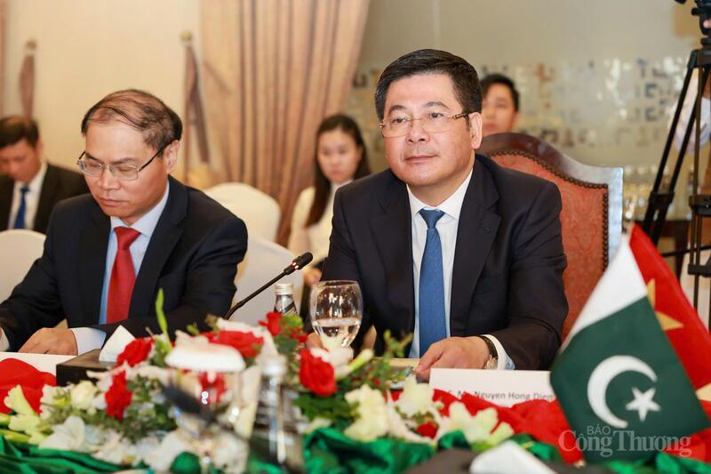 Bộ trưởng Bộ Công Thương Việt Nam Nguyễn Hồng Diên trao đổi nhiều giải pháp để tạo thuận lợi hơn cho thương mại hai nước.