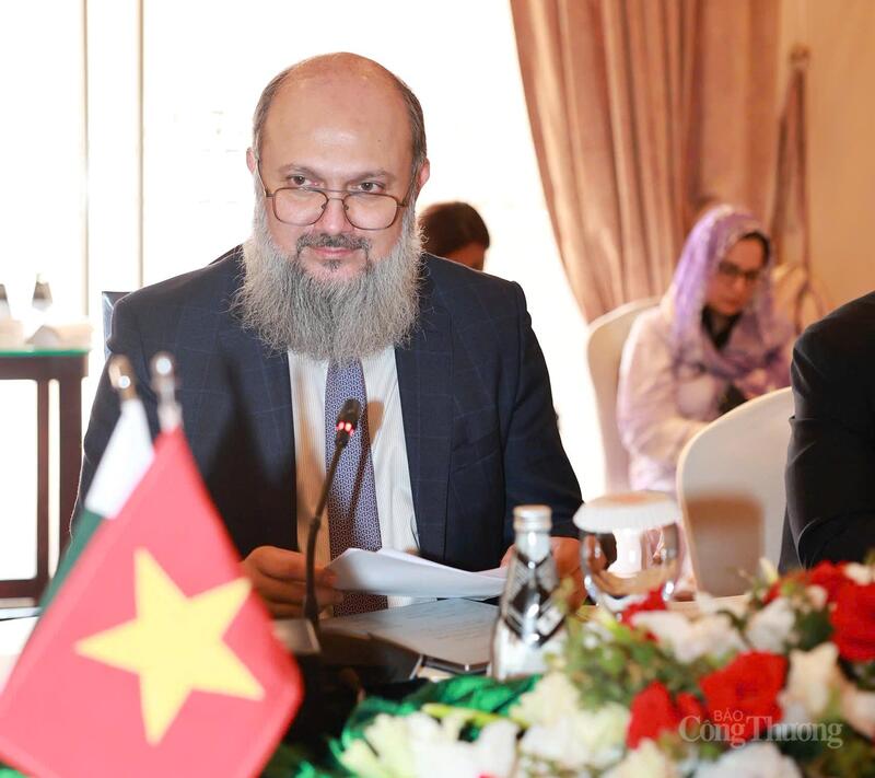 Bộ trưởng Jam Kamal Khan đề nghị hai bên tiếp tục thúc đẩy các cơ chế hợp tác song phương, tăng cường trao đổi đoàn doanh nghiệp, xúc tiến thương mại để tận dụng tối đa các cơ hội thị trường.