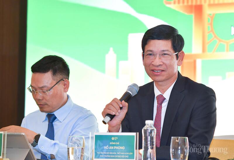 Thứ trưởng Hồ An Phong trả lời các câu hỏi liên quan đến lĩnh vực văn hóa tại Hội chợ Mùa Thu. Ảnh: Nam Nguyễn.