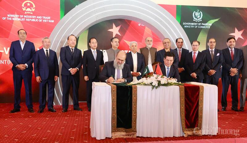 Bộ trưởng Nguyễn Hồng Diên và Ngài Jam Kamal Khan, Bộ trưởng Bộ Thương mại Pakistan ký Tuyên bố chung khởi động đàm phán Thỏa thuận thương mại ưu đãi (PTA) Việt Nam - Pakistan