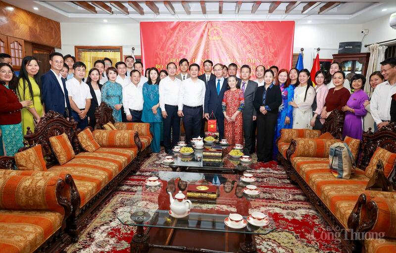 Bộ trưởng Nguyễn Hồng Diên chụp ảnh chung với cán bộ, nhân viên Đại sứ quán Việt Nam tại Pakistan