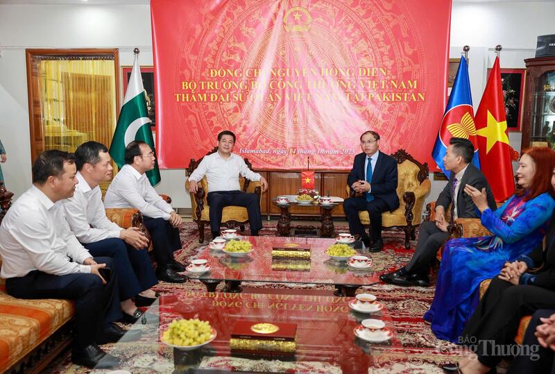 Bộ trưởng Bộ Công Thương Nguyễn Hồng Diên thăm và làm việc tại Đại sứ quán Việt Nam tại Pakistan.