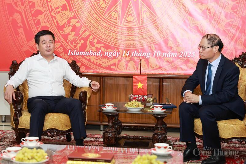 Bộ trưởng Nguyễn Hồng Diên đánh giá cao vai trò của Đại sứ quán Việt Nam tại Pakistan, luôn đồng hành cùng doanh nghiệp trong nước tìm kiếm, mở rộng các cơ hội hợp tác đầu tư kinh doanh tại thị trường Pakistan.