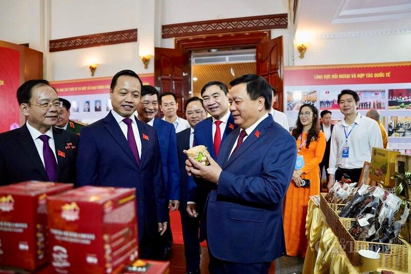 Đồng chí Nguyễn Xuân Thắng - Ủy viên Bộ Chính trị, Giám đốc Học viện Chính trị Quốc gia Hồ Chí Minh, Chủ tịch Hội đồng Lý luận Trung ương thăm triển lãm và gian hàng OCOP của tỉnh Điện Biên trước lễ khai mạc đại hội.