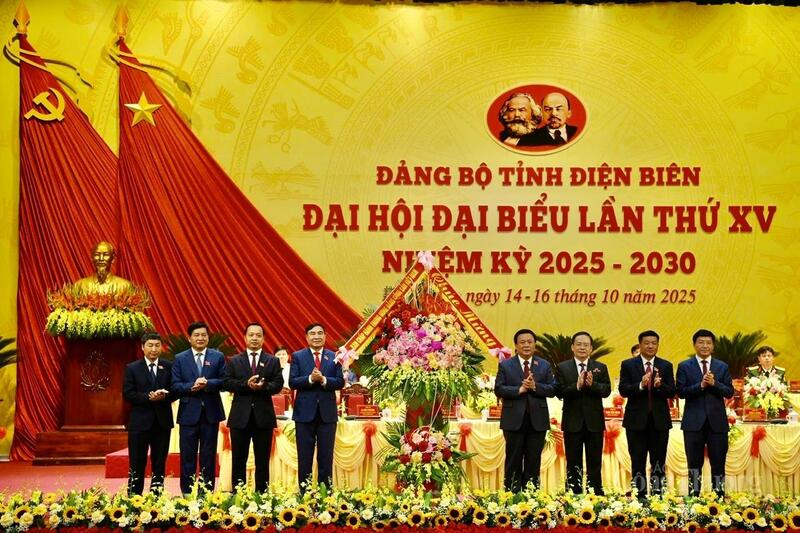 Đồng chí Nguyễn Xuân Thắng - Ủy viên Bộ Chính trị, Giám đốc Học viện Chính trị quốc gia Hồ Chí Minh, Chủ tịch Hội đồng Lý luận Trung ương tặng hoa chúc mừng Đại hội.