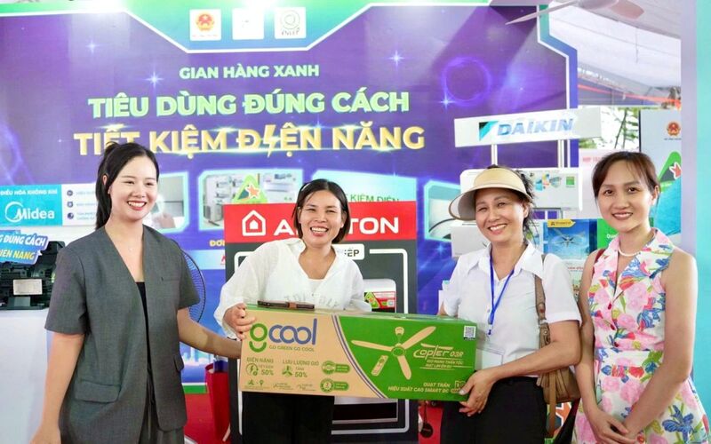 Khách tham quan được nhận quà khi tham gia chương trình tại gian hàng. Ảnh: VTK