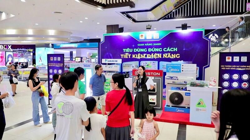 Người tiêu dùng có thể trực tiếp tiếp cận, tìm hiểu và được tư vấn về những giải pháp công nghệ tiết kiệm điện hiện đại tại gian hàng. Ảnh: VTK