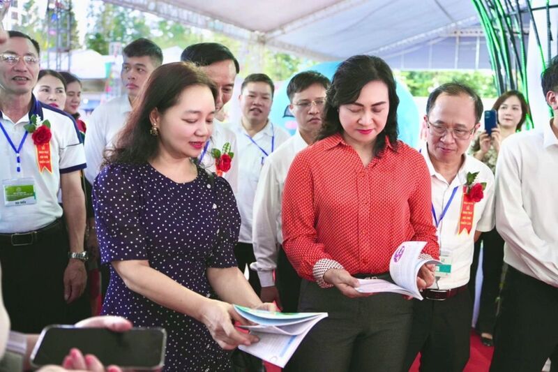 Thứ trưởng Bộ Công Thương Phan Thị Thắng (phải) tham quan gian hàng. Ảnh: VTK