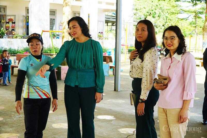 Thứ trưởng Bộ Công Thương Phan Thị Thắng (ở giữa) tham quan Trường mẫu giáo Hoa Đào (thôn 4, xã Tà Đùng). Ảnh: Vũ Long
