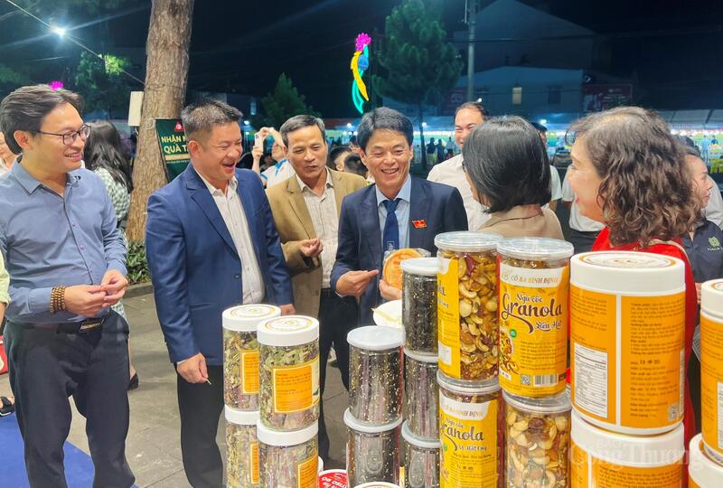 Lãnh đạo tỉnh và Sở Công Thương Gia Lai tham quan gian hàng các sản phẩm tiêu biểu tỉnh Gia Lai. Ảnh: Hiền Mai
