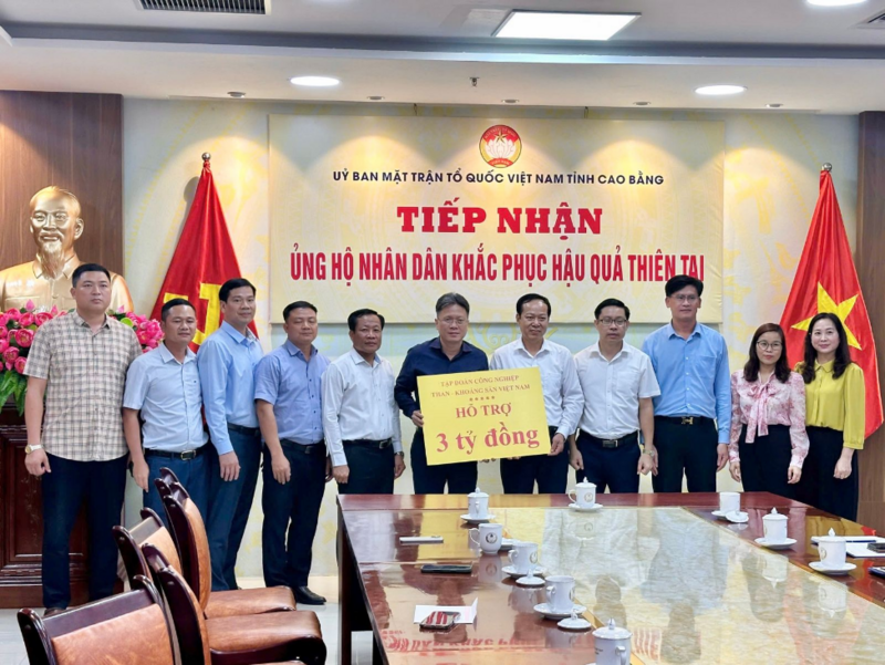 Ông Nguyễn Tiến Mạnh, Phó Tổng Giám đốc Tập đoàn trao 03 tỷ đồng hỗ trợ khắc phục thiệt hại do thiên tai tại tỉnh Cao Bằng