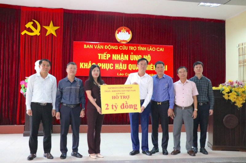 Ông Trần Hải Bình, Phó Tổng Giám đốc Tập đoàn trao hỗ trợ 02 tỷ đồng khắc phục thiệt hại do thiên tai tại tỉnh Lào Cai