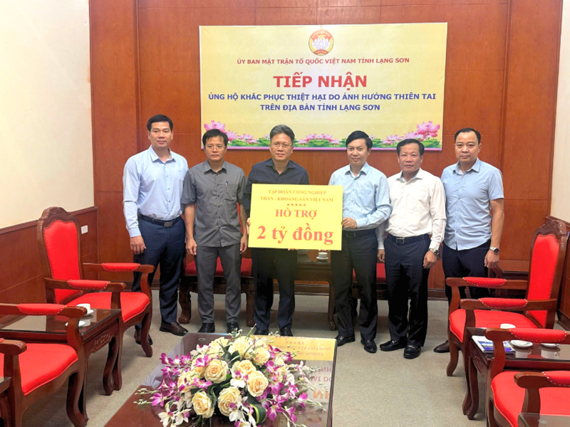Phó Tổng Giám đốc Tập đoàn Nguyễn Tiến Mạnh trao hỗ trợ 02 tỷ đồng khắc phục thiệt hại do thiên tai tại tỉnh Lạng Sơn