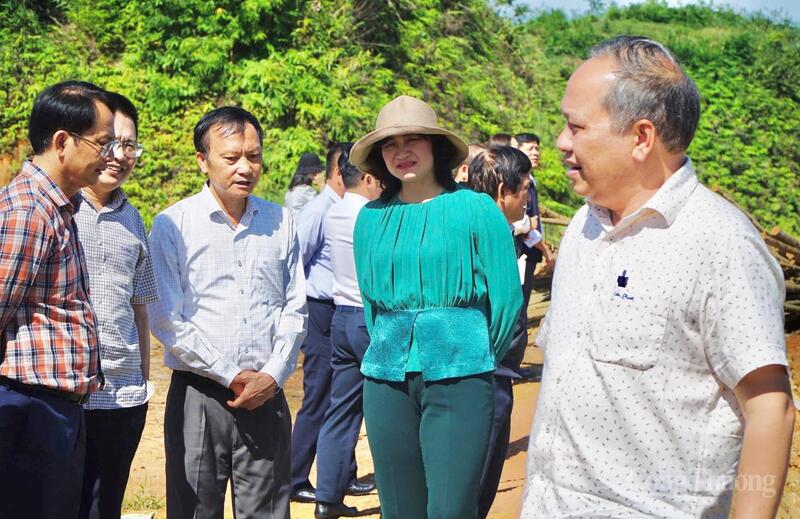 Lãnh đạo Sở Tài Chính Lâm Đồng và UBND xã Tà Đùng giới thiệu địa bàn với Thứ trưởng Bộ Công Thương Phan Thị Thắng. Ảnh: Vũ Long