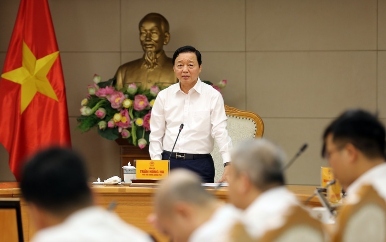Phó Thủ tướng Trần Hồng Hà chủ trì cuộc họp nghe Bộ Nông nghiệp và Môi trường báo cáo tình hình triển khai xây dựng cơ sở dữ liệu đất đai. Ảnh: VGP/Minh Khôi.