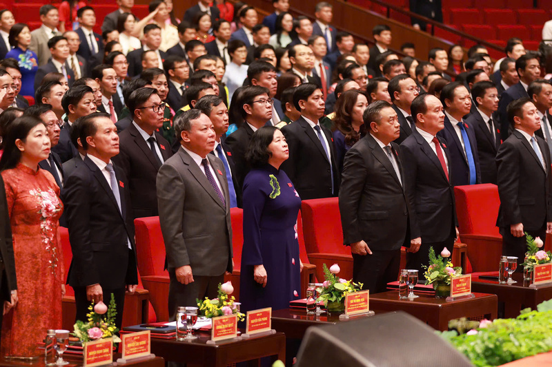 Các đại biểu thực hiện nghi lễ chào cờ tại phiên trù bị. Ảnh: HN.