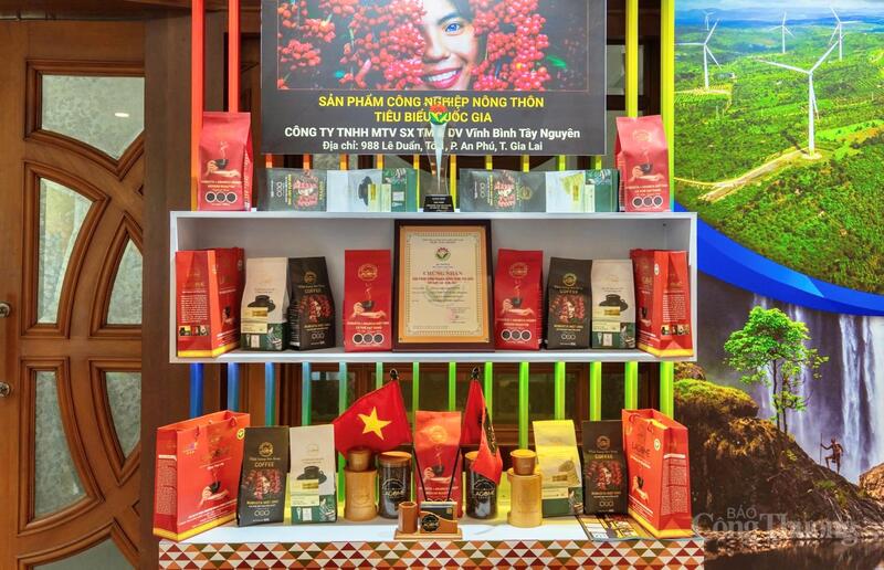 Bộ sản phẩm cà phê mang thương hiệu Lagom của Công ty TNHH MTV Sản xuất - Thương mại và Dịch vụ Vĩnh Bình Tây Nguyên. Ảnh: Hiền Mai
