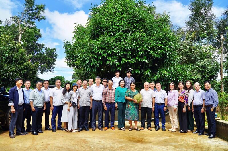 Thứ trưởng Bộ Công Thương Phan Thị Thắng cùng đoàn công tác Ban chỉ đạo Trung ương các chương trình mục tiêu Quốc gia chụp ảnh lưu niệm. Ảnh: Vũ Long