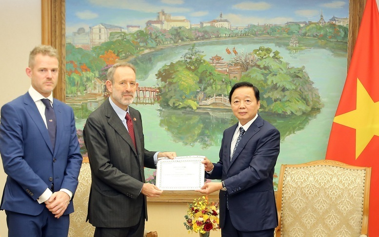 Đại sứ Marco della Seta thay mặt Tập đoàn Fincantieri trao tặng một khoản hỗ trợ gửi tới người dân các địa phương bị ảnh hưởng bởi đợt bão, lũ vừa qua - Ảnh: VGP/Minh Khôi