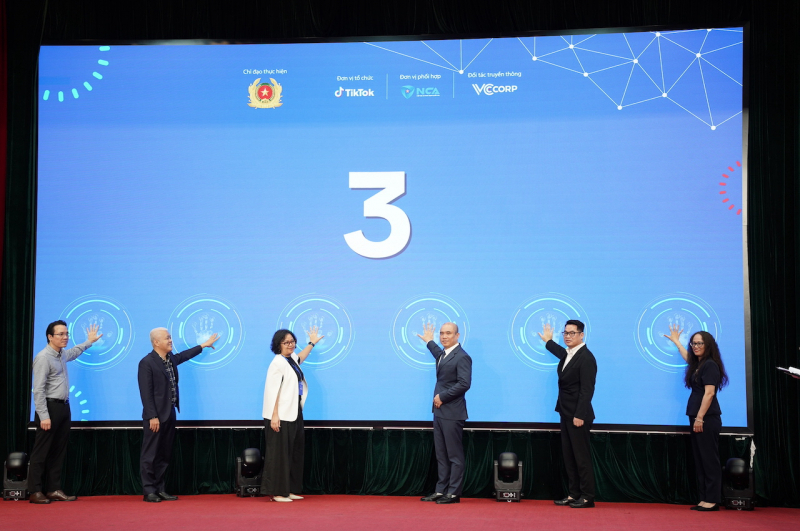 Khởi động “Chiến dịch Chống lừa đảo trực tuyến năm 2025 - Chậm mà chắc”. Ảnh: CAND