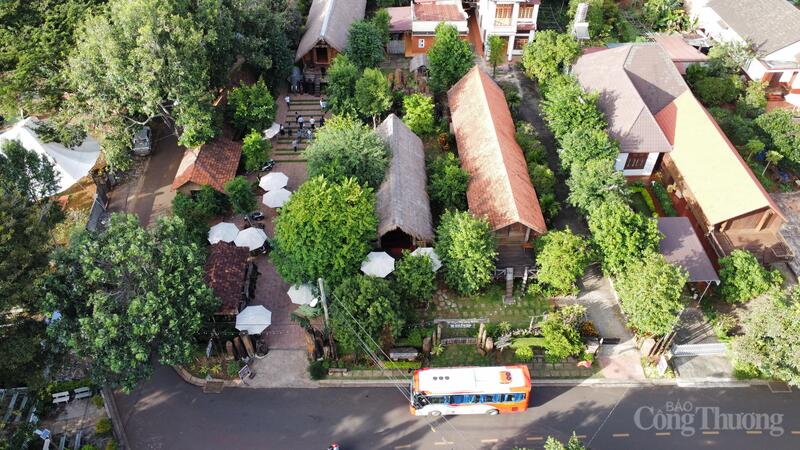 Bên trong khuôn viên nhà sàn sàn già làng Ama H'rin. Ảnh: Vũ Long