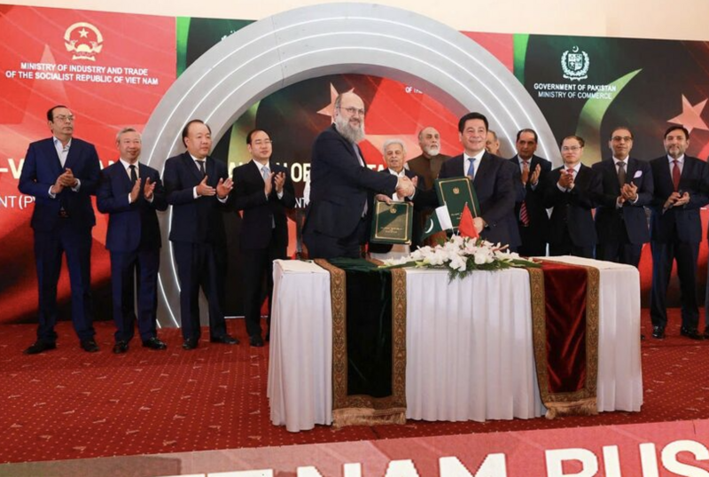 Bộ trưởng Nguyễn Hồng Diên và Ngài Jam Kamal Khan, Bộ trưởng Bộ Thương mại Pakistan chính thức ký Tuyên bố chung khởi động đàm phán Thỏa thuận Thương mại Ưu đãi (PTA) Việt Nam - Pakistan.