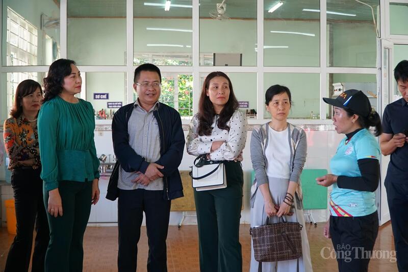 Thứ trưởng Bộ Công Thương Phan Thị Thắng tham quan bếp ăn của Trường mẫu giáo Hoa Đào (thôn 4, xã Tà Đùng). Ảnh: Vũ Long