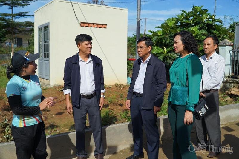 Thứ trưởng Bộ Công Thương Phan Thị Thắng thăm Trường mẫu giáo Hoa Đào, ở thôn 4, xã Tà Đùng. Ảnh: Vũ Long